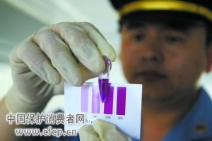 记者暗访生姜用硫磺熏制过程 市场公开售卖