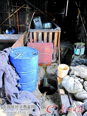 东莞作坊用化粪池水熬地沟油 残渣现卫生巾(图)