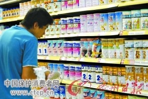 “水客”香港倒奶粉一次超万元