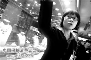 周生生18K金饰品下架续：退货按售价引不满