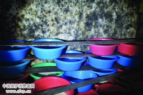 粮油店夜晚忙着分拆过期大米 转售黑作坊做酒酿