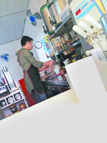 昨日,沙坪坝区“冰雪公主”奶茶店,店员正在给顾客冲奶茶。 记者廖娴雅 摄
