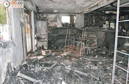 男子充电玩Galaxy S4爆炸起火:房屋被严重烧毁