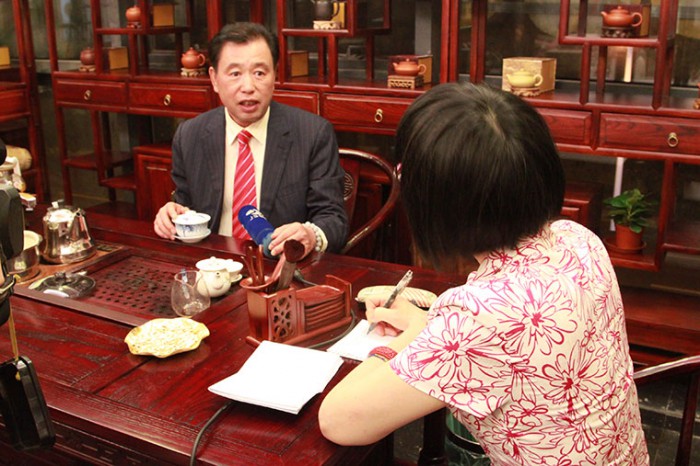 无锡金钰缘集团董事长金炳兴接受江苏卫视记者采访